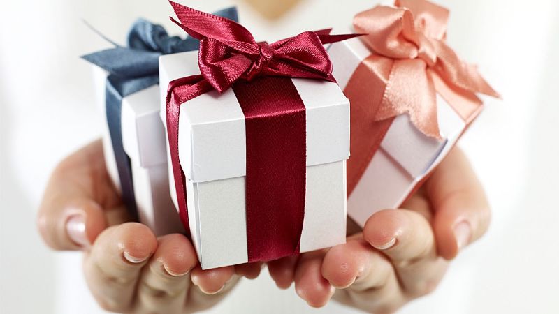 Khi mộng thấy được tặng quà đánh số gì tiền về như nước?