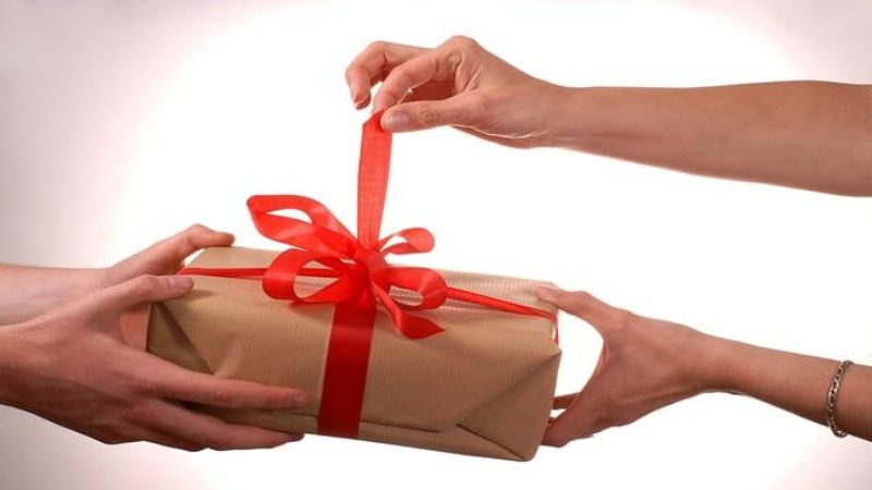 Trong mơ thấy cảnh món quà được đào dưới mộ 