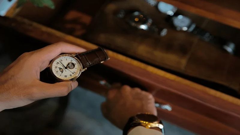 Khi ngủ mộng thấy có đồng hồ bị trẻ con đá