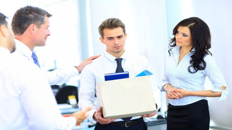Ngủ mộng thấy mình bị nhiều người không cho đi làm