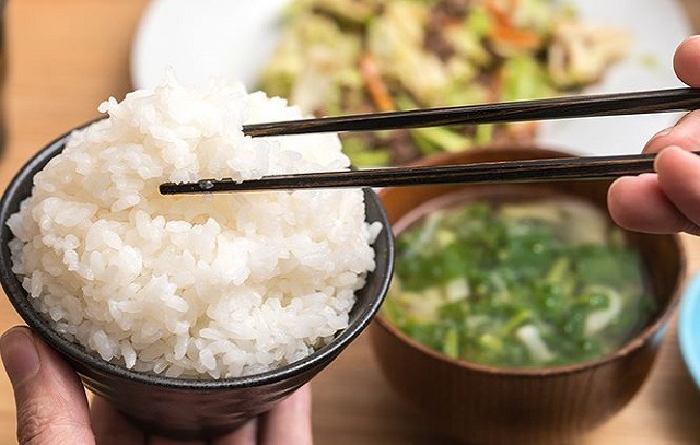 Những con số may mắn liên quan giấc mơ thấy đang ăn cơm