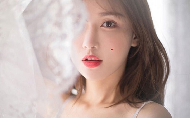 Ý nghĩa 2 nốt ruồi mọc song song trên má Ý nghĩa 2 nốt ruồi mọc song song trên má
