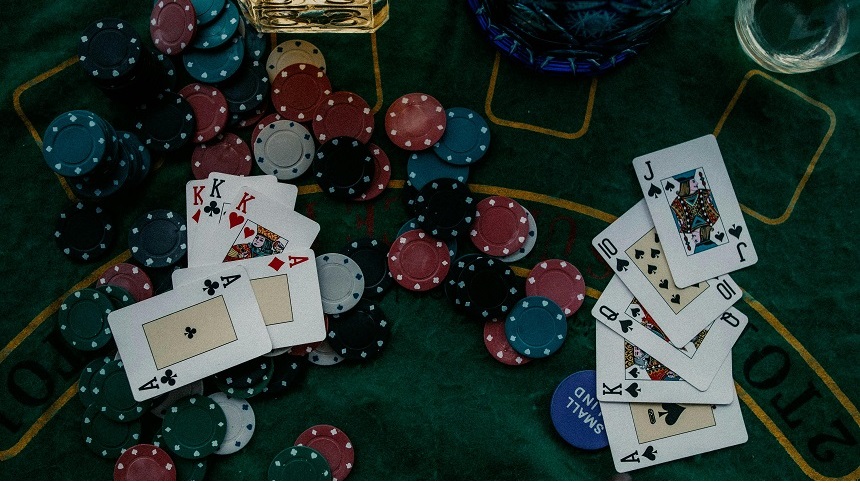 Ảnh 1: Bàn chơi poker với chip và bộ bài tiêu chuẩn Bàn chơi poker với chip và bộ bài tiêu chuẩn