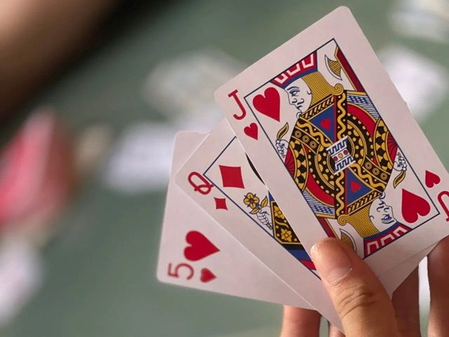 Bài ba tây có nhiều cách gọi tên khác nhau tùy thuộc vào mỗi vùng miền Bài ba tây có nhiều cách gọi tên khác nhau tùy thuộc vào mỗi vùng miền