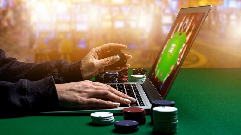 Luật chơi poker trực tuyến được áp dụng tương tự như bản truyền thống Luật chơi poker trực tuyến được áp dụng tương tự như bản truyền thống