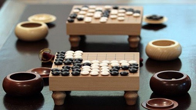 Minh họa trạng thái quân cờ bị bao vây hoàn toàn và mất hết "Khí" trên bàn cờ Minh họa trạng thái quân cờ bị bao vây hoàn toàn và mất hết "Khí" trên bàn cờ