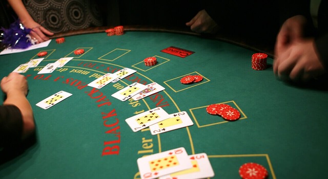 Blackjack là trò chơi cá cược đơn giản nhưng sở hữu lượng người yêu thích đông đảo Blackjack là trò chơi cá cược đơn giản nhưng sở hữu lượng người yêu thích đông đảo