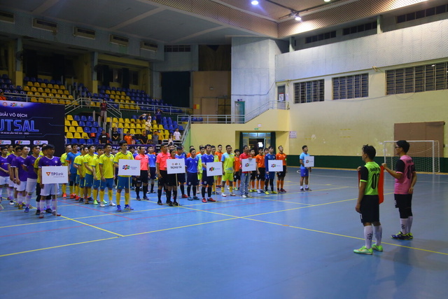 Futsal là bộ môn bóng đá thi đấu trong sân nhà Futsal là bộ môn bóng đá thi đấu trong sân nhà