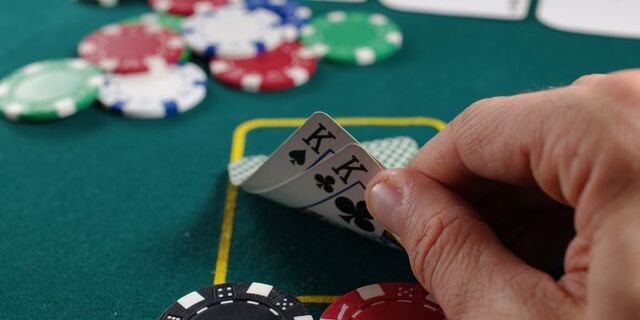 Mẹo chơi Poker online hay là hãy nghĩ về bài của đối thủ Mẹo chơi Poker online hay là hãy nghĩ về bài của đối thủ